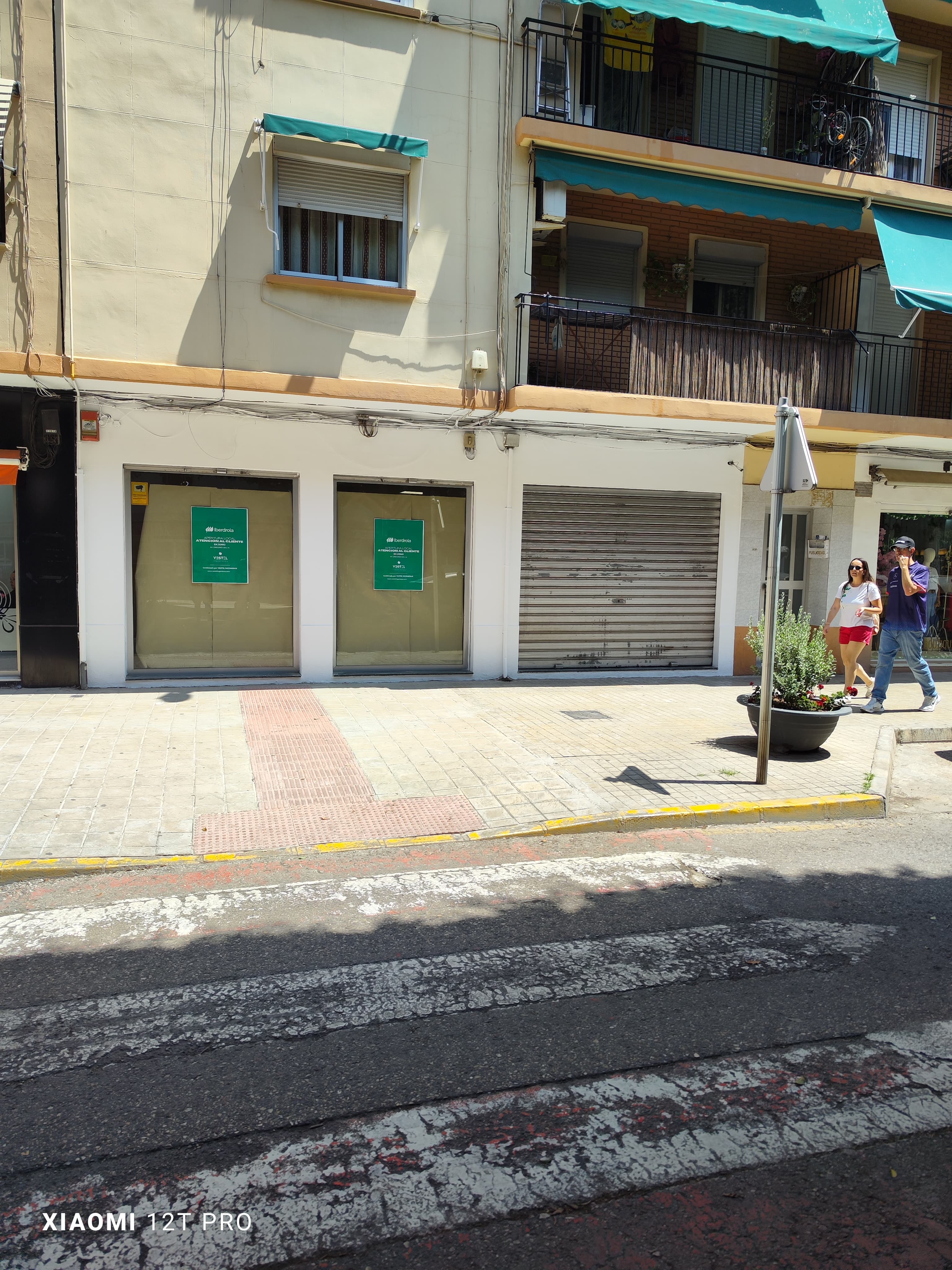 Pasillo interior con pintura blanca recién aplicada en Valencia
