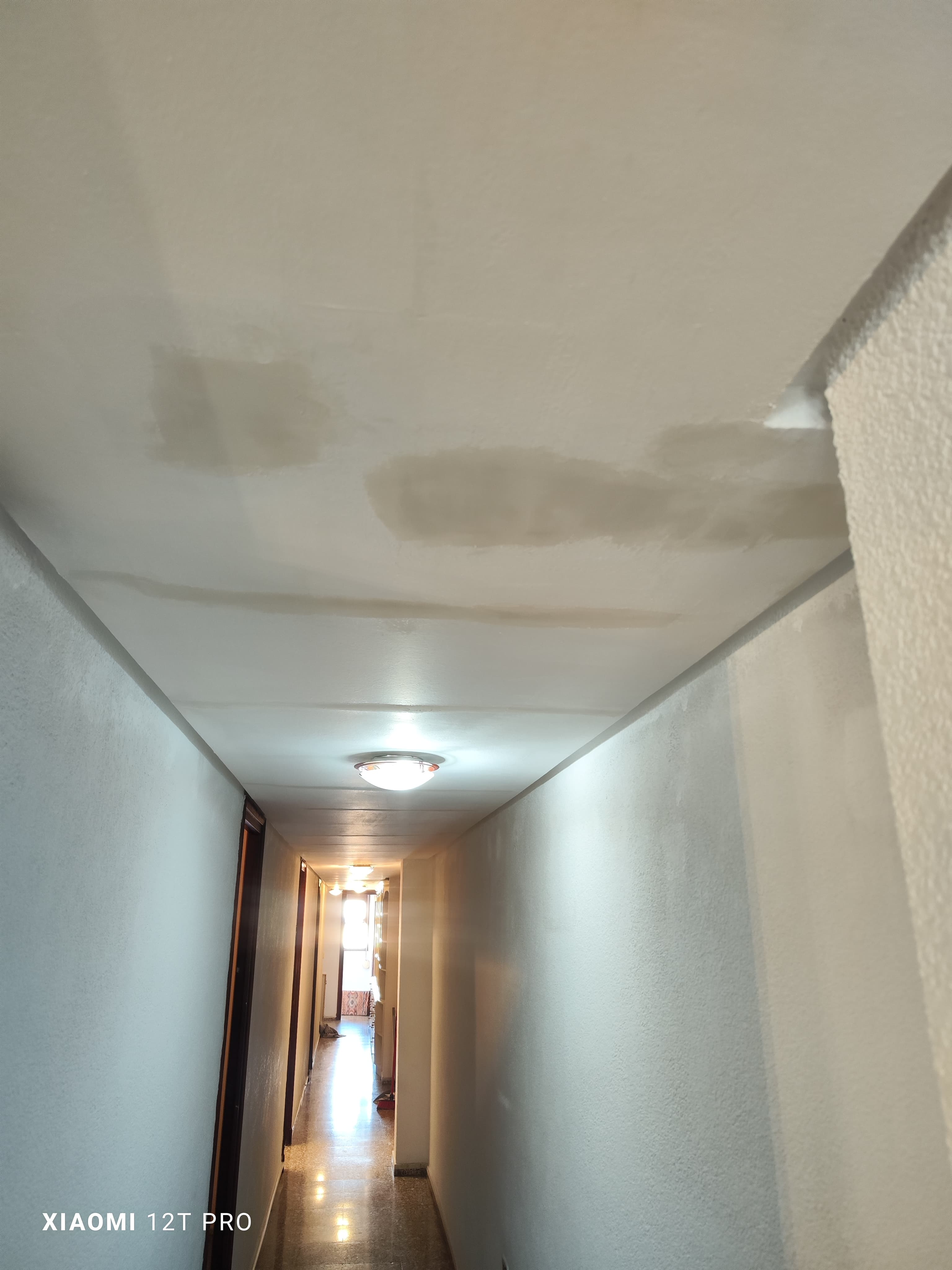 Pintura de interiores en Valencia — pasillo recién pintado